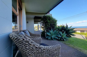Lovely Browns Bay Home Sea View and Steps to Beach